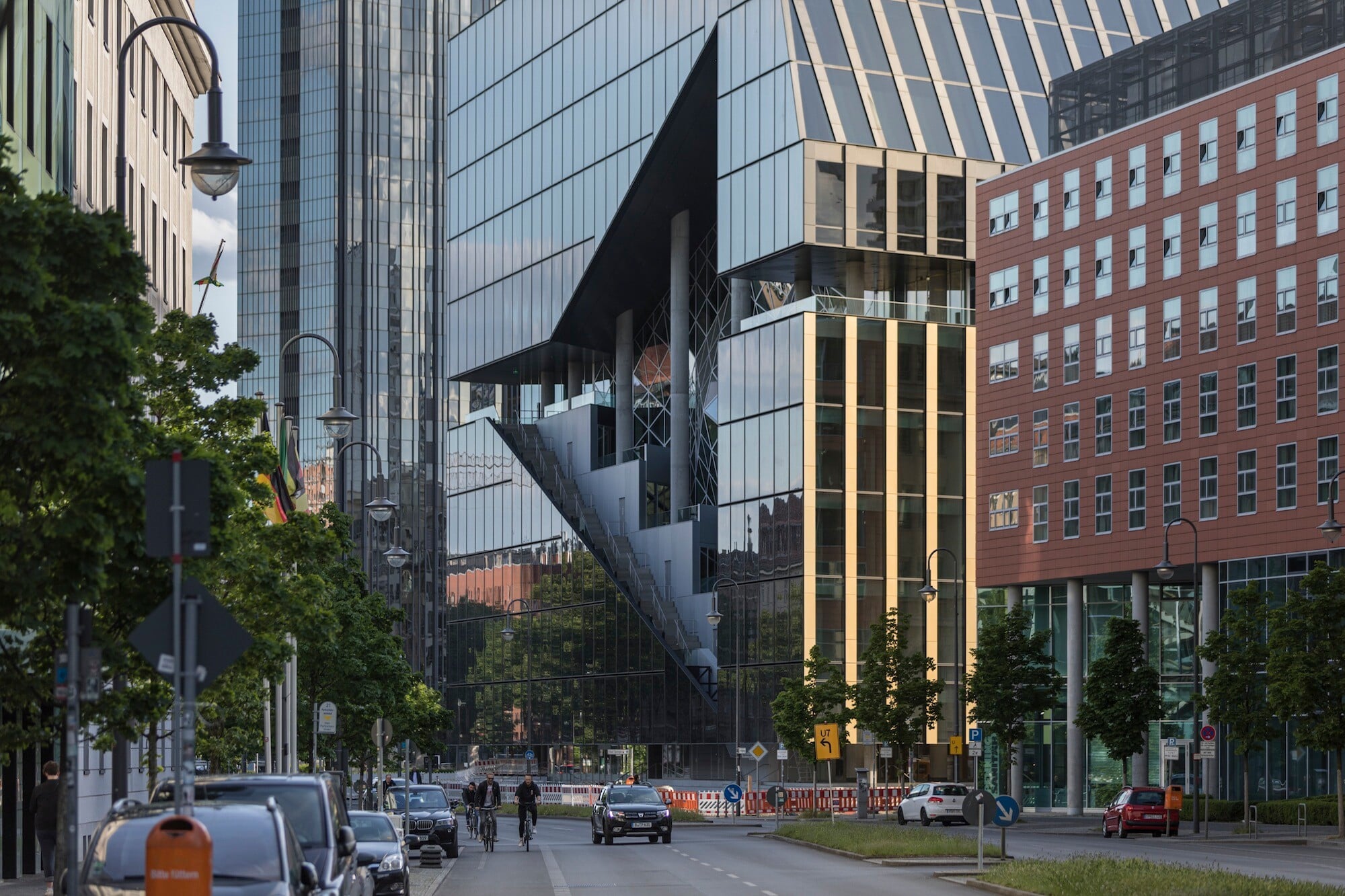 Die Nordseite hat, wie das alte Springer-Hochhaus, golden eloxierte Elemente.