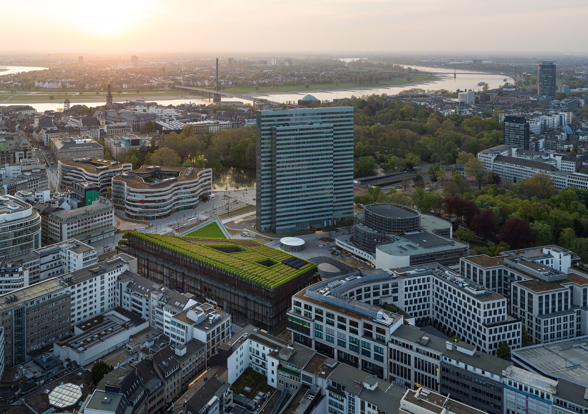 Die Südfassade ist vollständig verglast.