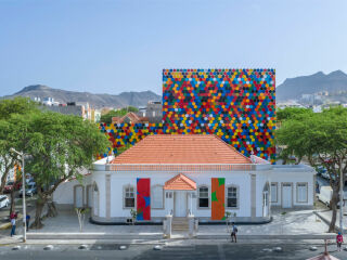 In Mindelo, Kap Verde, haben Ramos Castellano Arquitectos ein Kunstmuseum gestaltet. 