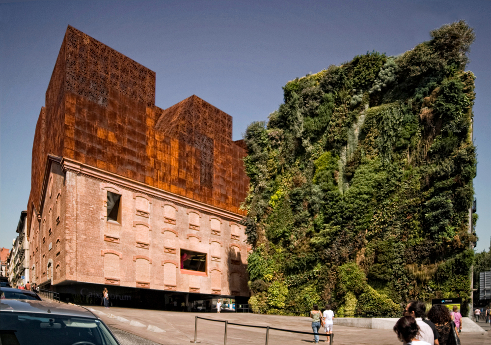 CaixaForum in Madrid mit einem Mur Végétal von Patrick Blanc, Sanierung durch Herzog & De Meuron