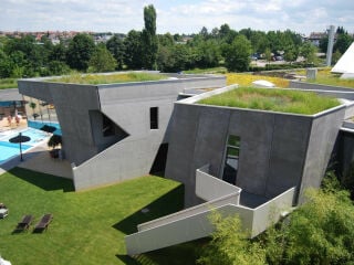 Die Dächflächen des Sport- und Erlebnisbads Fildorado in Filderstadt sind extensiv mit Sedum, Kräutern und Gräsern begrünt.