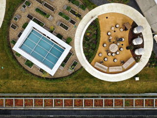 Das Dach des Axel-Springer-Gebäudes in Berlin ist dank der intensiven Dachbegrünungslösung Gartendach von Optigrün besonders vielseitig nutzbar. 