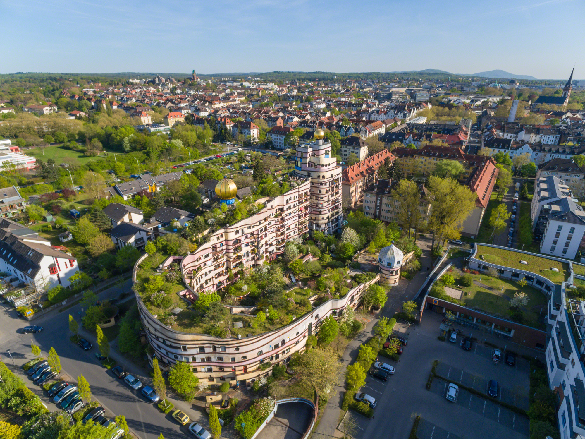 Intensiv begrüntes Landschaftsdach auf dem Wohnhaus „Waldspirale" von Friedrich Hundertwasser.