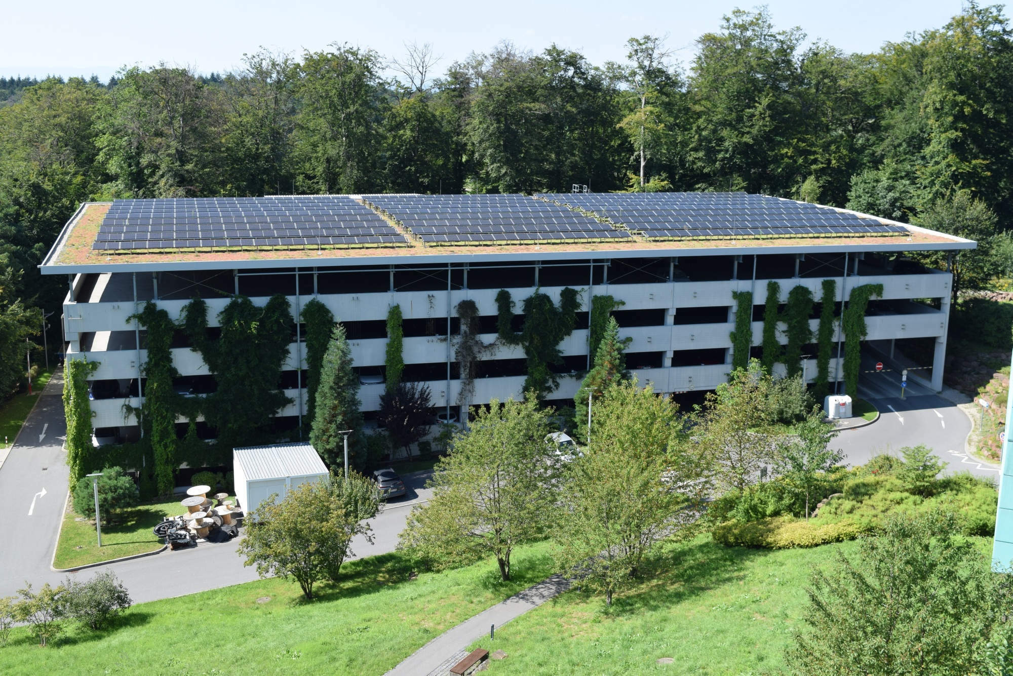 Aus der Kombination von Dachbegrünung und Solarnutzung ergeben sich Synergieeffekte für Begrünung und Solaranlage gleichermaßen, hier auf dem EMBL-Parkhaus in Heidelberg.