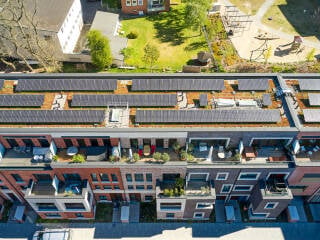 Als die am wenigsten verschatteten Gebäudeteile eignen sich Dächer besonders gut für die Installation von Photovoltaik-Anlagen, hier auf dem Wohnprojekt Stadtfinken in Hamburg.