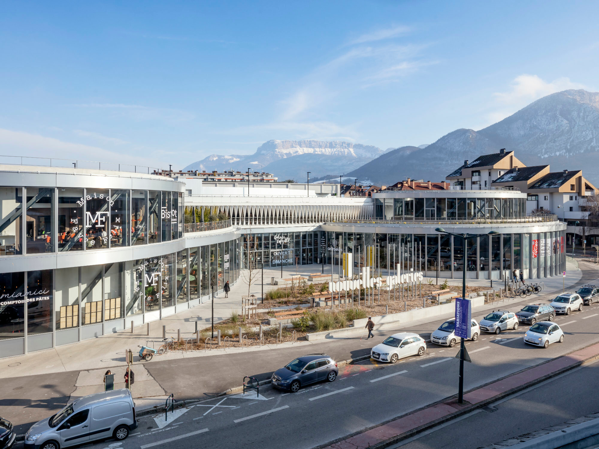 Das postmoderne Kaufhaus von Antoine Dory in Annecy ist in den 1970er-Jahren entstanden und wurde kürzlich saniert und erweitert. 