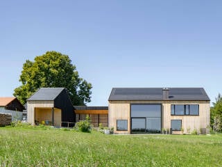 Große Fenster an der Südseite des Hofhauses, welches die Architekten Katja und Jörg Knaus für ihre eigene Familie planten.