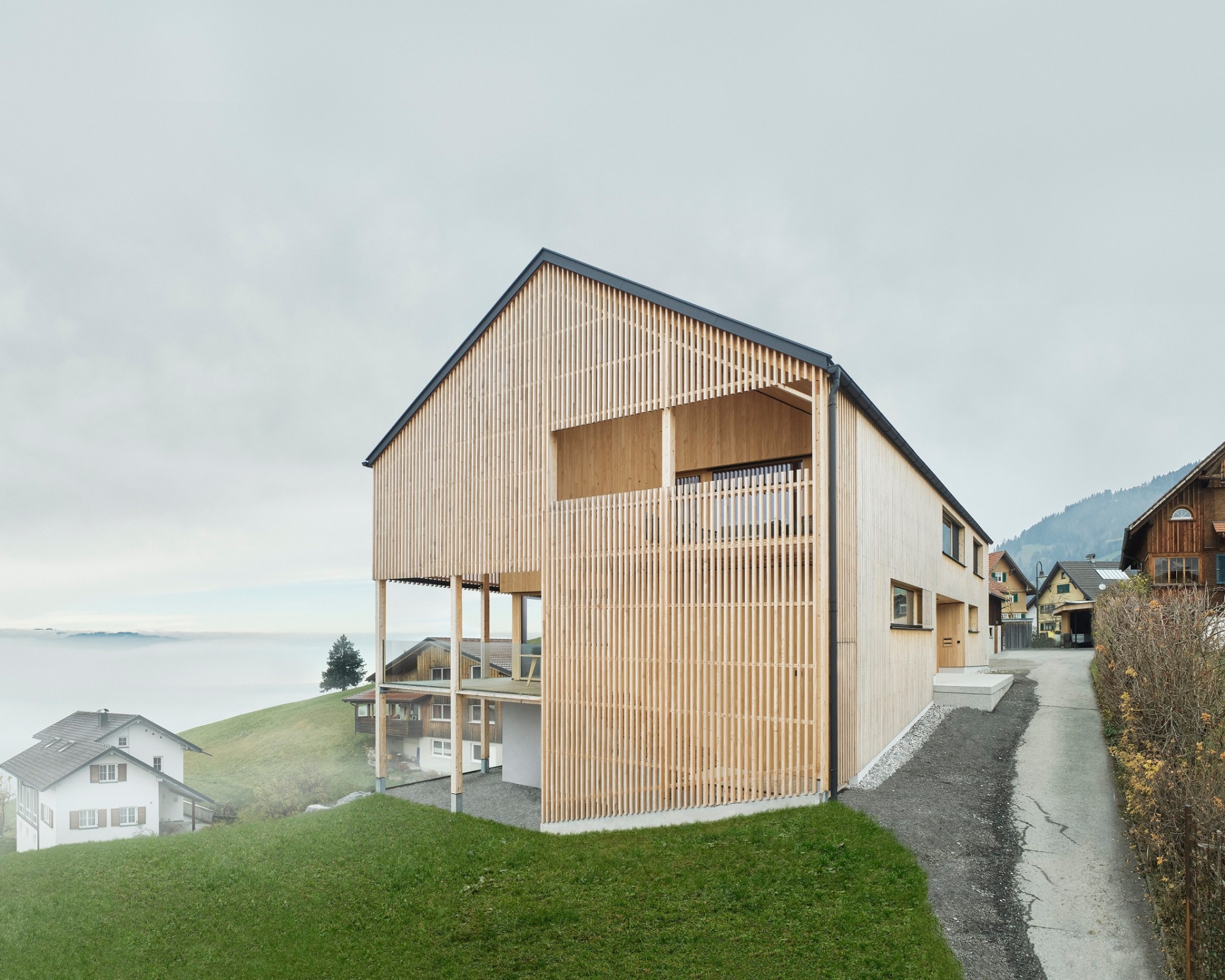 Unter- und Erdgeschoss wurden saniert und umgebaut, das Obergeschoss durch einen Holzbau ersetzt.
