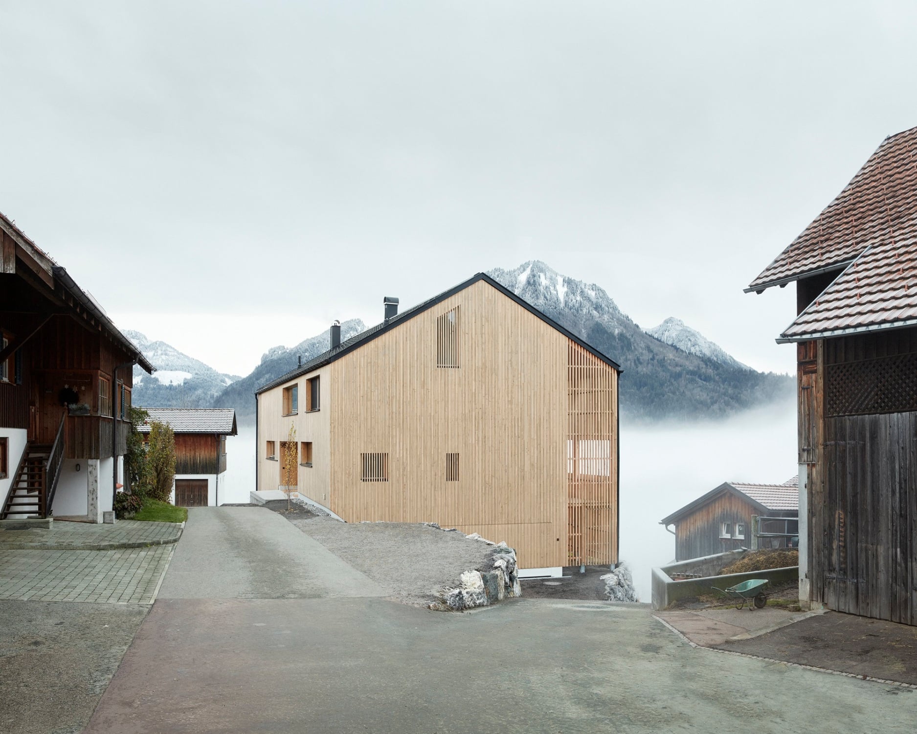 Das Wohnhaus schmiegt sich an den Hang (Ansicht von Norden).