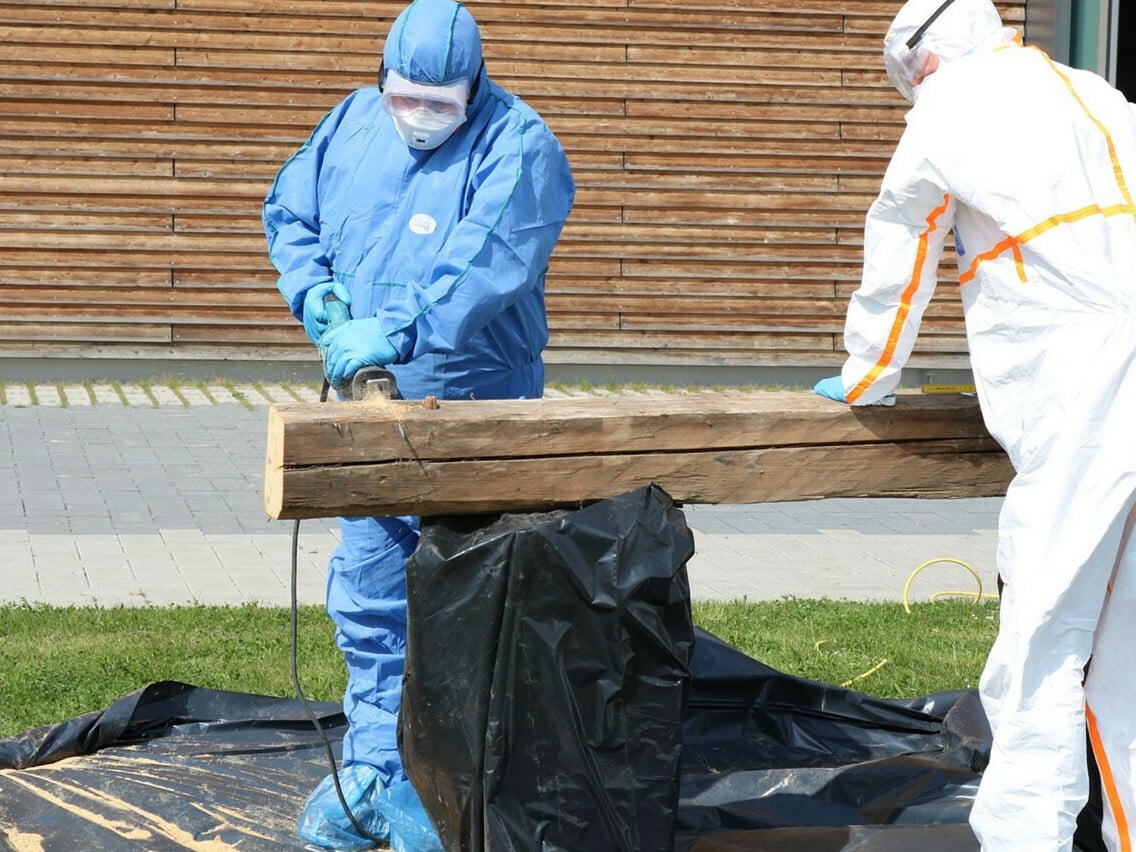 Ein innovatives Adsorbermaterial wird genutzt, um gesundheitsschädliche Stoffe ohne Substanzverlust aus Holzkonstruktionen herauszulösen.