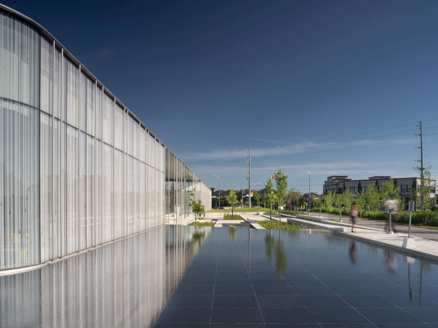 Fassade mit Spiegelung in der Wasserfläche
