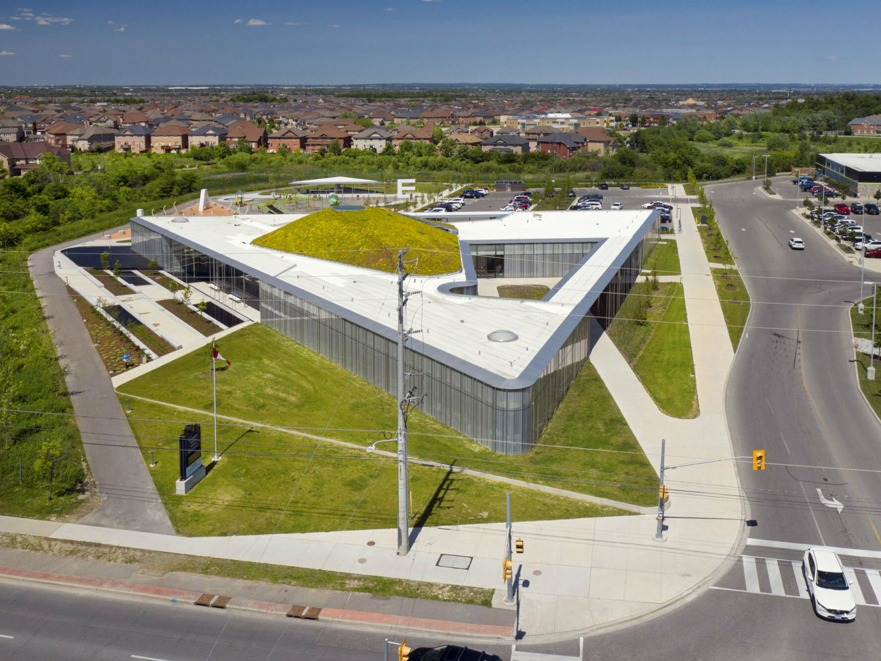 Architektonisches Highlight und Freizeittreff für Jung und Alt ist die neue Springdale Library im kanadischen Brampton.