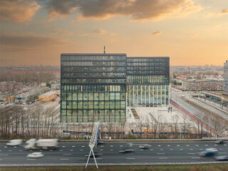 Der Amsterdamer Süden ist um ein neues Gebäude reicher: KAAN Architecten haben einen Justitzbau entworfen.