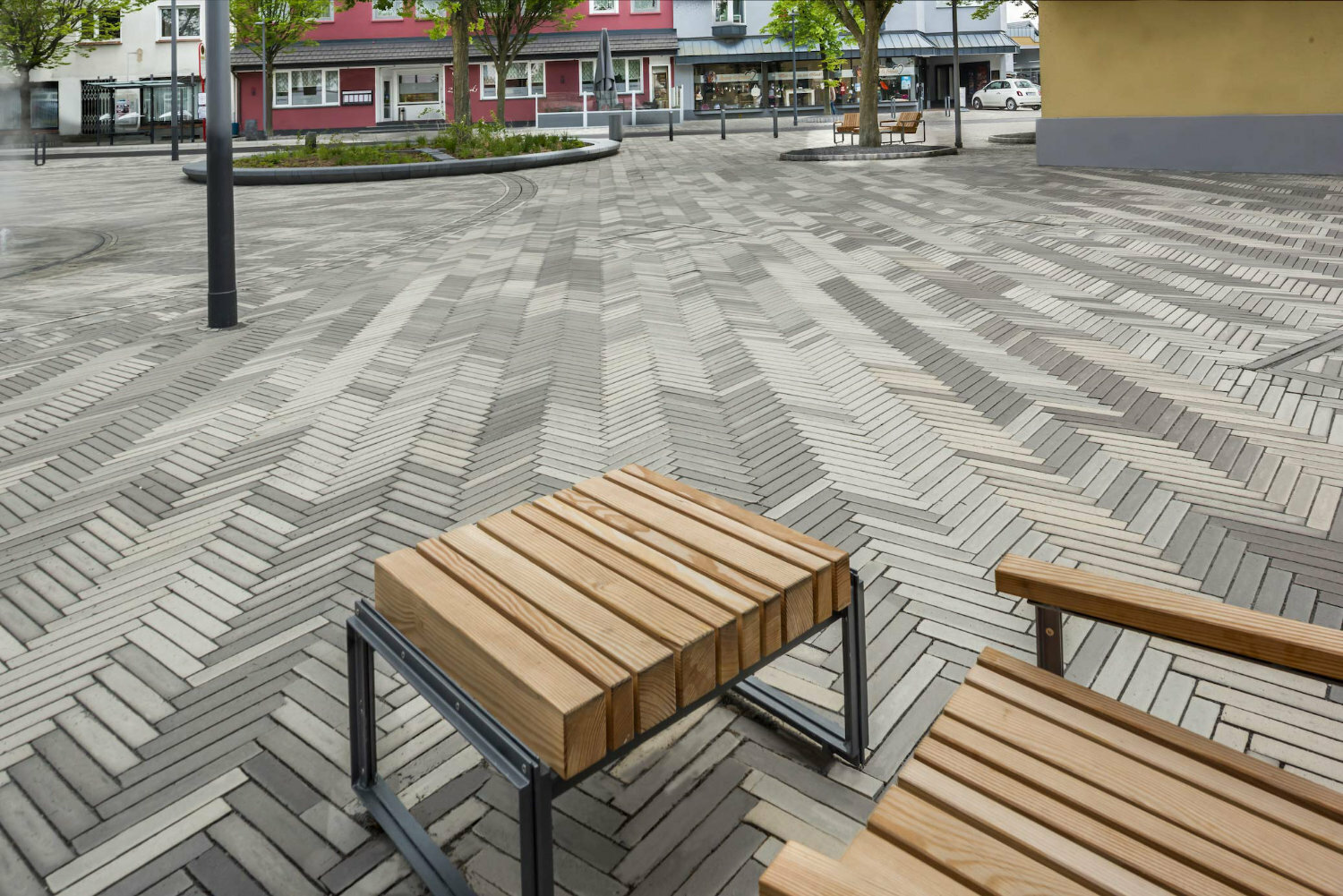 Mit mobilen Stadtmöbeln kann die Bewohnerschaft den Platz nach Belieben nutzen.