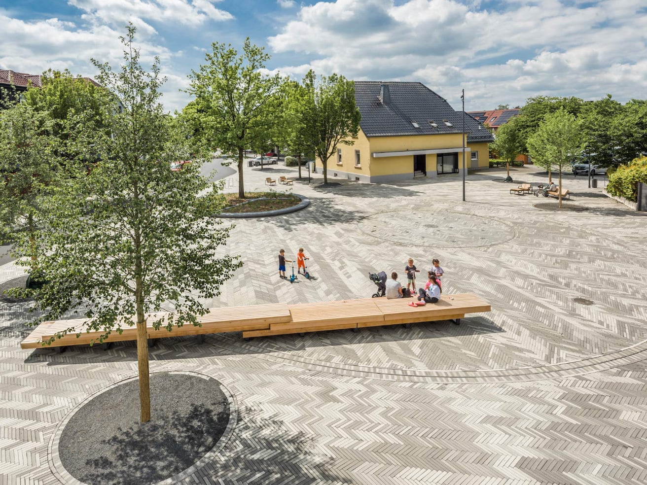 Franz Reschke Landschaftsarchitekten haben aus einer befahrenen Strassenkreuzung einen attraktiven städtischen Platz geschaffen.