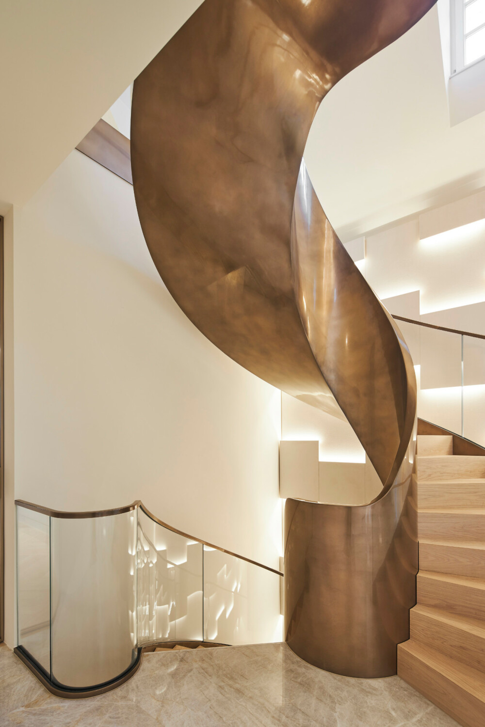Auch die glatte Untersicht der skulpturalen Wendeltreppe wurde behandelt.