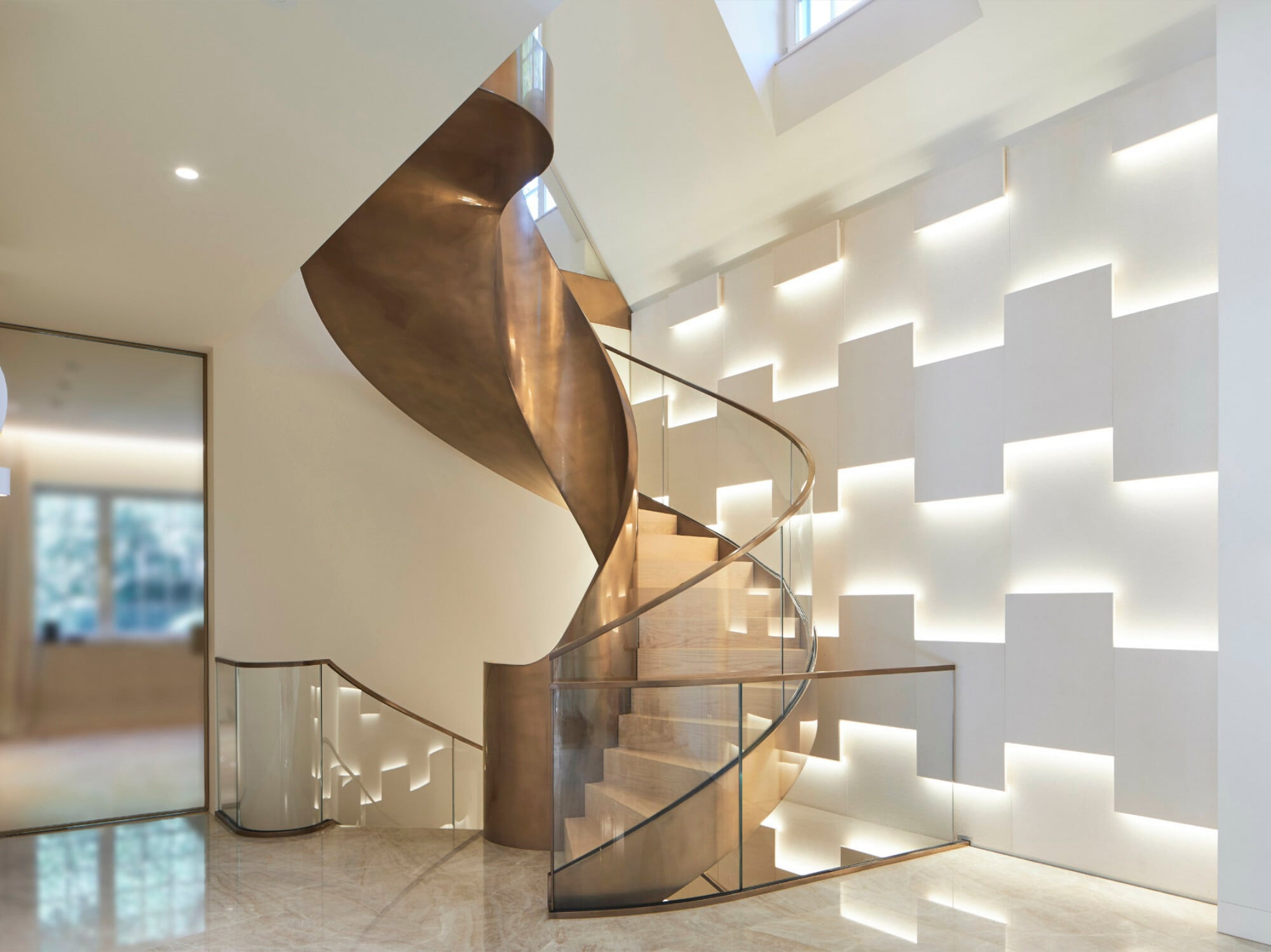 In einer Villa in Köln wurde mit einer Flüssigmetallbeschichtung eine bronzefarben glänzende Optik erzielt.