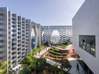 Das Hochhaus CapitaSpring verbindet zeitgenössische Architektur mit tropischen Pflanzen.