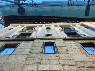 Translozierung ist eine Strategie zur Erhaltung von Gebäuden bzw. von Bausubstanz Im Bild: In das Sony-Center in Berlin am Potsdamer Platz integrierte Reste des historischen Hotels Esplanade.