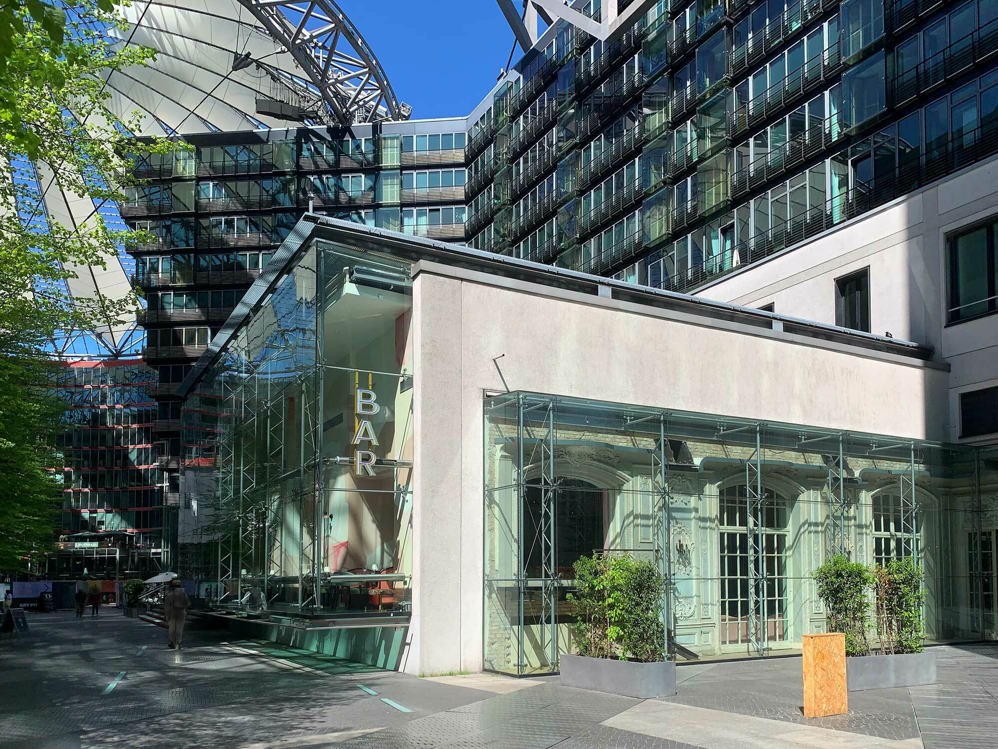 Bei der Neubebaung des Potsdamer Platzes wurde der denkmalgeschützte Kaisersaal, ein Rest des Hotels Esplanade, als Ganzes transloziert.