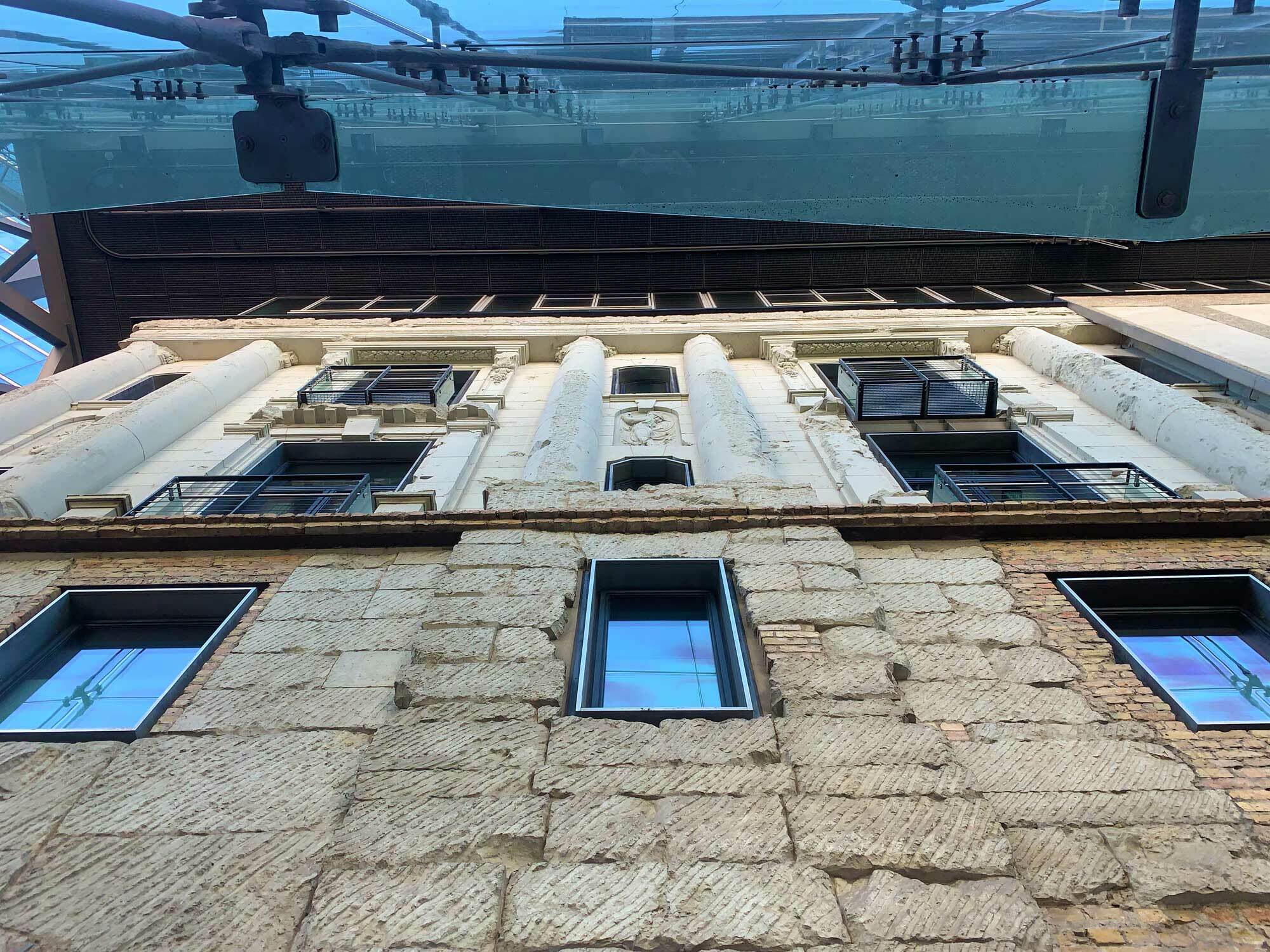 Translozierung ist eine Strategie zur Erhaltung von Gebäuden bzw. von Bausubstanz Im Bild: In das Sony-Center in Berlin am Potsdamer Platz integrierte Reste des historischen Hotels Esplanade.