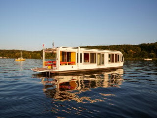 Seit 2020 bewohnt Marianne Friese ein vom Büro Crossboundaries umgestaltetes Hausboot, das aktuell im Stößensee in Berlin liegt.