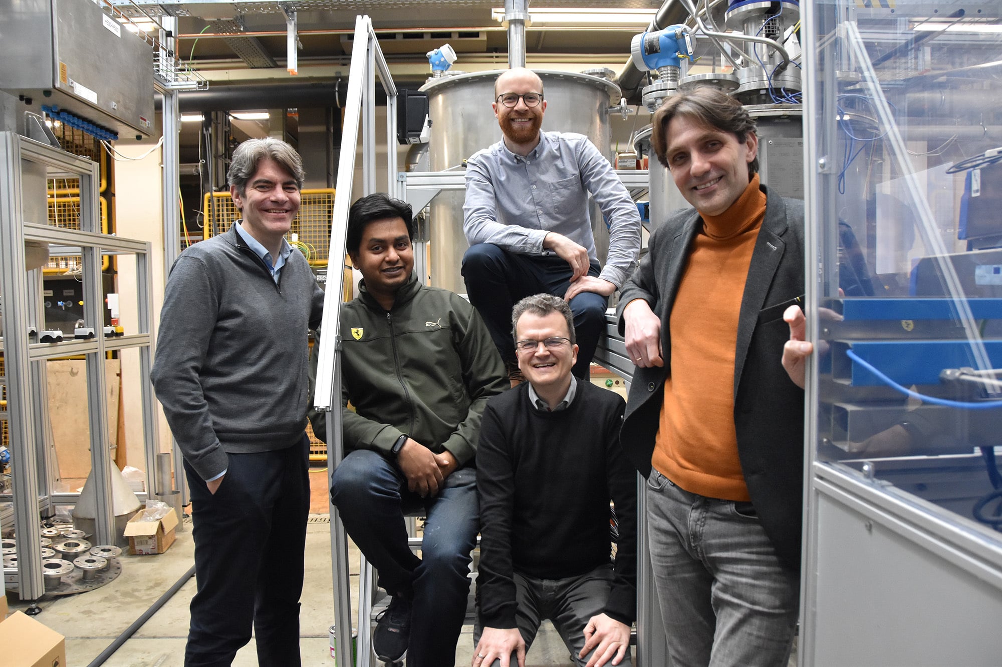 Fünf der sieben Gründer im Technikum an der TU Hamburg: Dirk Weinrich, Raman Subrahmanyam, Alberto Bueno (oben), Marc Fricke und Pavel Gurikov (v.l.n.r.)