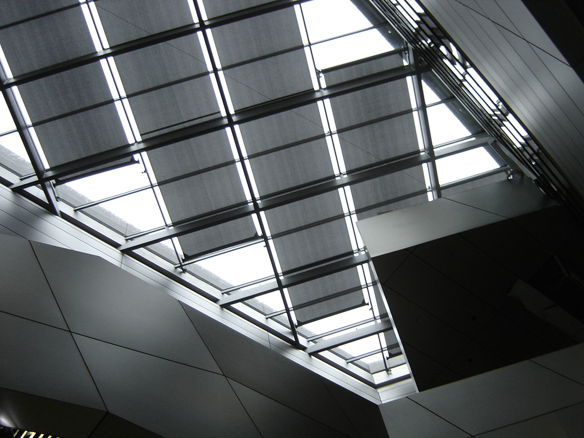 Komplizierte Geometrien verschattet es dort ebenso, wie schwer zugängliche Fensterflächen.
