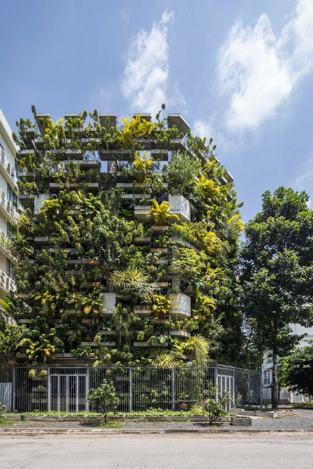 Das Büroprojekt befindet sich als Eckgebäude an einer Kreuzung im Viertel Ta Hien, in Ho-Chi-Minh-Stadt.
