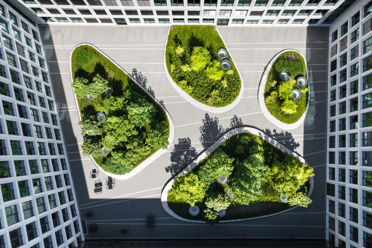 Retentionsdach mit einer Fläche von 2.000 Quadratmetern auf der Hauptverwaltung des Kommunalen Versorgungsverbands Baden-Württemberg Hauptverwaltung (KVBW) in Karlsruhe; Architektur: slapa oberholz pszczulny / sop architekten.