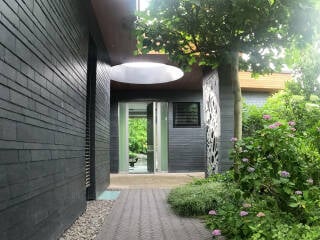 Zum Garten mit japanischem Vorbild öffnet sich das von Dirk Wiegand geplante Wohnhaus über raumhohe Verglasungen.