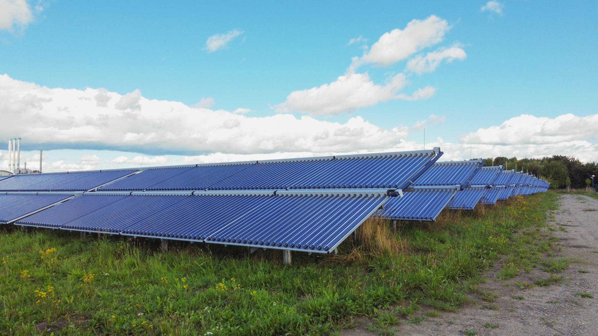 Die 18.700 Quadratmeter große Solarthermieanlage erzeugt jährlich annähernd 8.000 MWh - der Jahresbedarf an Warmwasser und Heizwärme von rund 800 Haushalten.