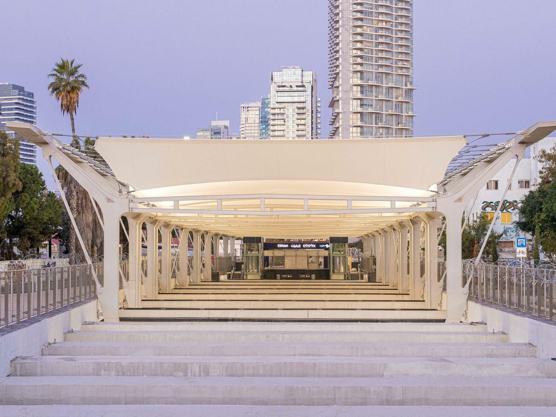 Die von Kolker Kolker Epstein entworfene Bahnstation Elifelet in Tel Aviv verfügt über ein Dach aus 38 gespannten Membrantüchern.