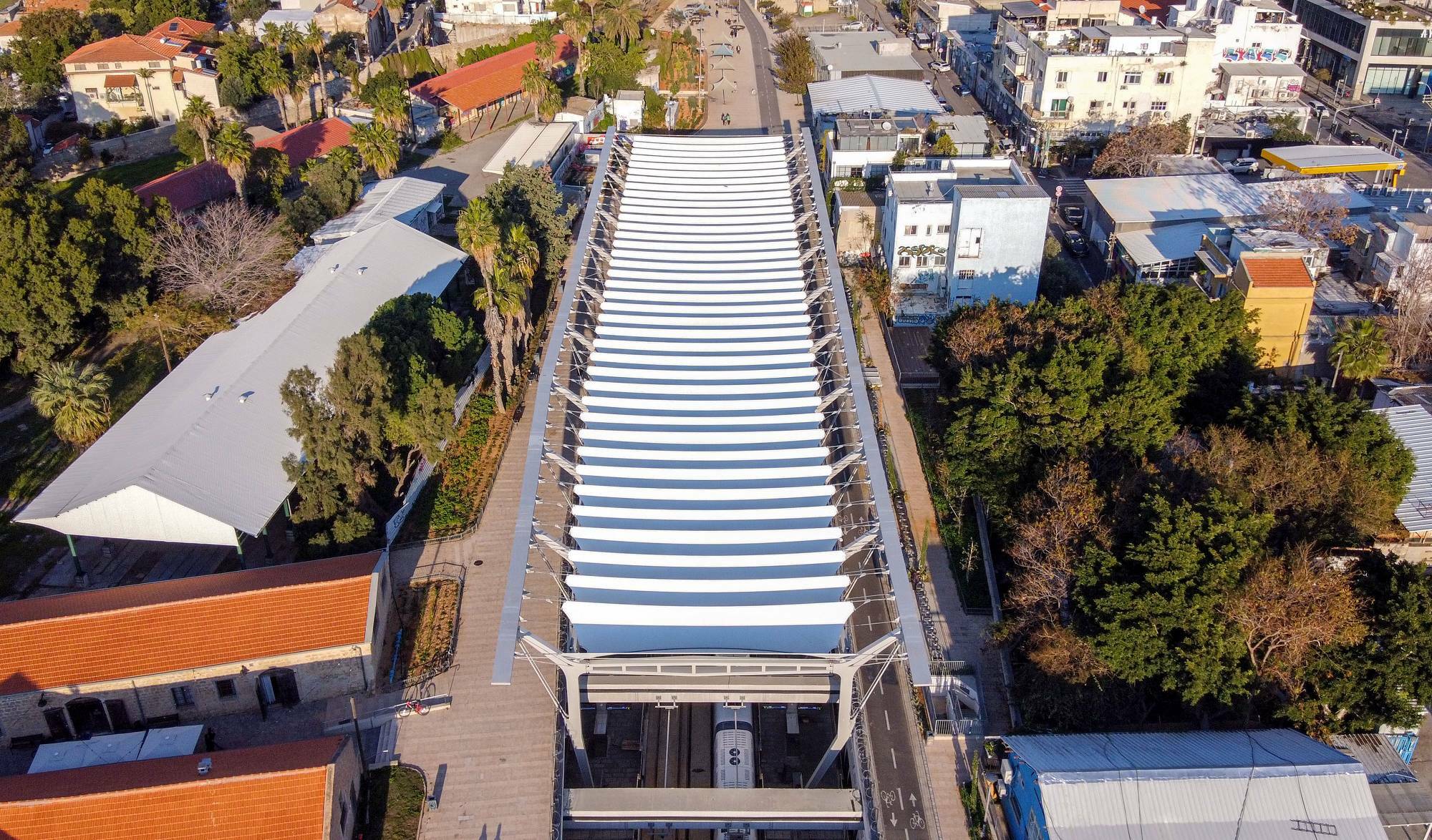 Die weiß glänzenden Membransegel verschatten die 100 Meter langen Bahnsteige der eingegrabene Station.