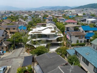 Das Earth House mitten in dem weitläufigen Einfamilienhausgebiet im japanischen Ikeda bei Osaka.