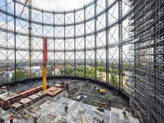 Der historische Gasometer auf dem neuen EUREF-Campus in Berlin-Schöneberg wird derzeit zu einem Büroturm umgebaut. 