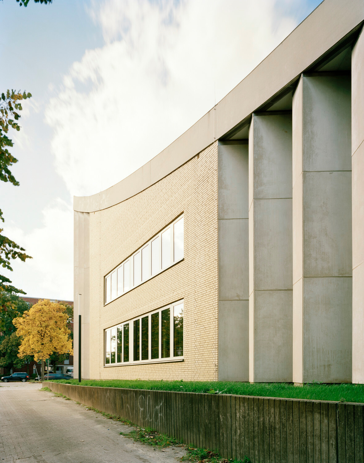 Während die Hauptansicht mit dem Turm unverändert blieb, erhielten die übrigen Gebäudeseiten einige neue Fensteröffnungen.