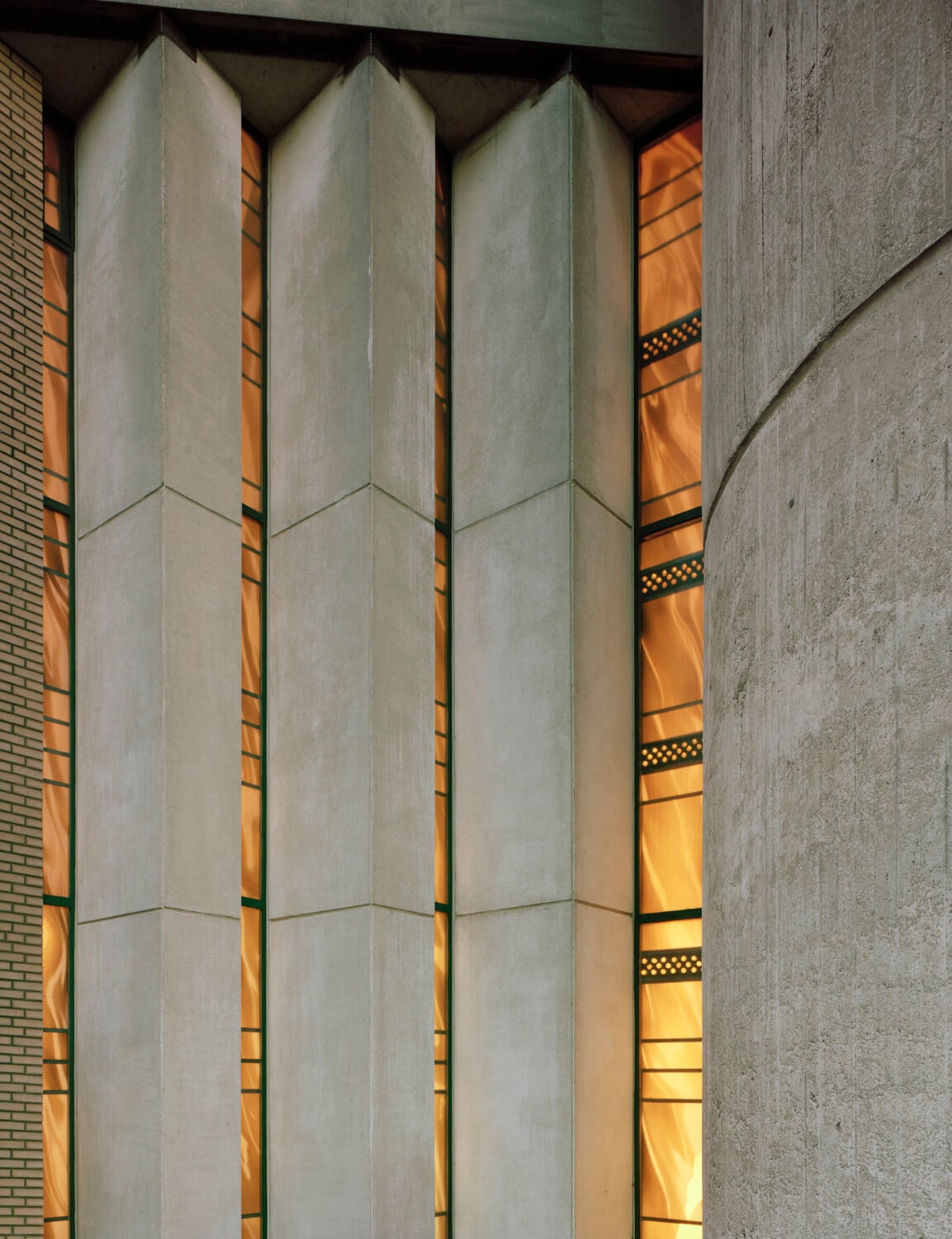 Ebenfalls charakteristisch für den Kirchbau sind die sogenannten Fahnenfenster, die an mehreren Ansichten zu finden sind.