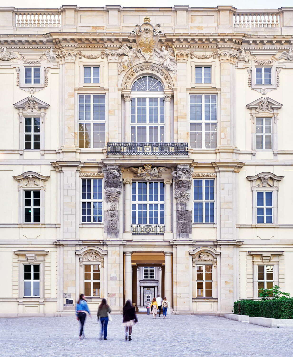 Heute führt eine öffentliche Passage quer durch das Gebäude und verbindet den Lustgarten mit Altem Museum und Berliner Dom im Norden mit dem Schlossplatz im Süden. 