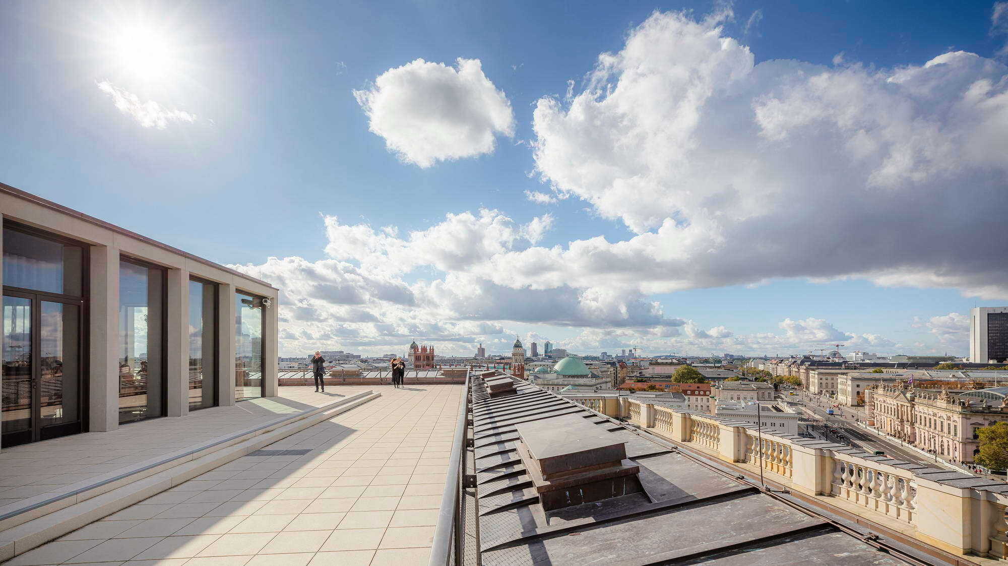 Auf dem Dach gibt es jetzt eine 1.500 m² große Terrasse mit weitem Blick über die Stadt.