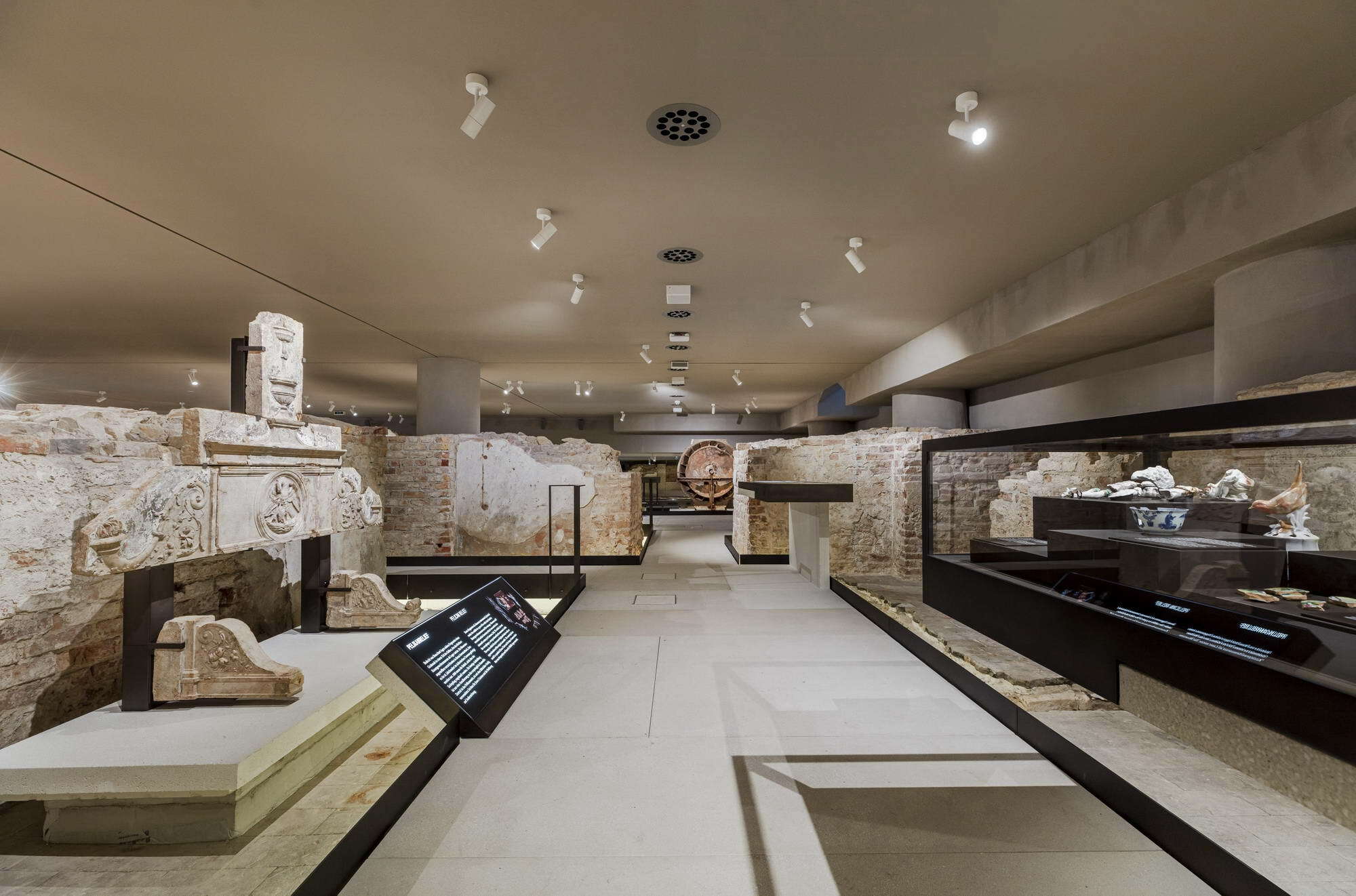 Im Kellergeschoss können die Überreste der Kellermauern des ursprünglichen Schlosses besichtigt werden. Über insgesamt 30 Sonder-Frontblenden wird hier die Zuluft nach unten in die Ausstellungsräume eingeblasen.