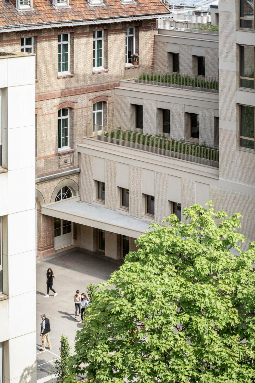 Ein neu errichteter Terrassenbau dient als Verbindungsglied zum Altbau aus dem 19. Jahrhundert.