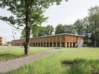 Das Holzparkhaus fügt sich stimmig in die Grünanlage ein.