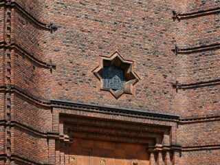 Anders als Türen sind Fensterformate zwar nicht in Standard-Größen definiert, doch sind rechteckige Konturen üblich. Sonderformate wie wirken deshalb umso ungewöhnlicher. Im Bild: Sternförmiges Fenster Kirche St. Maria Magdalena in Berlin-Pankow