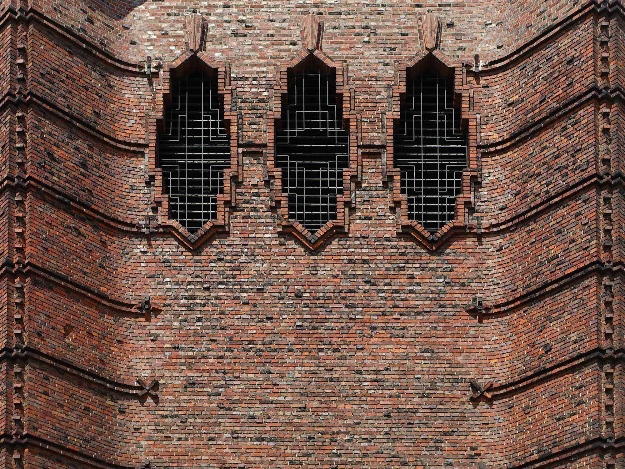 Die formalen Experimente mit spitzen und stumpfen Winkeln, Zickzack-Sprossen, mit Schrägen, Keilen und Schlitzen sind charakteristisch für den Expressionismus. Im Bild: Polygonal-ovale Klangfenster Kirche St. Maria Magdalena in Berlin-Pankow 