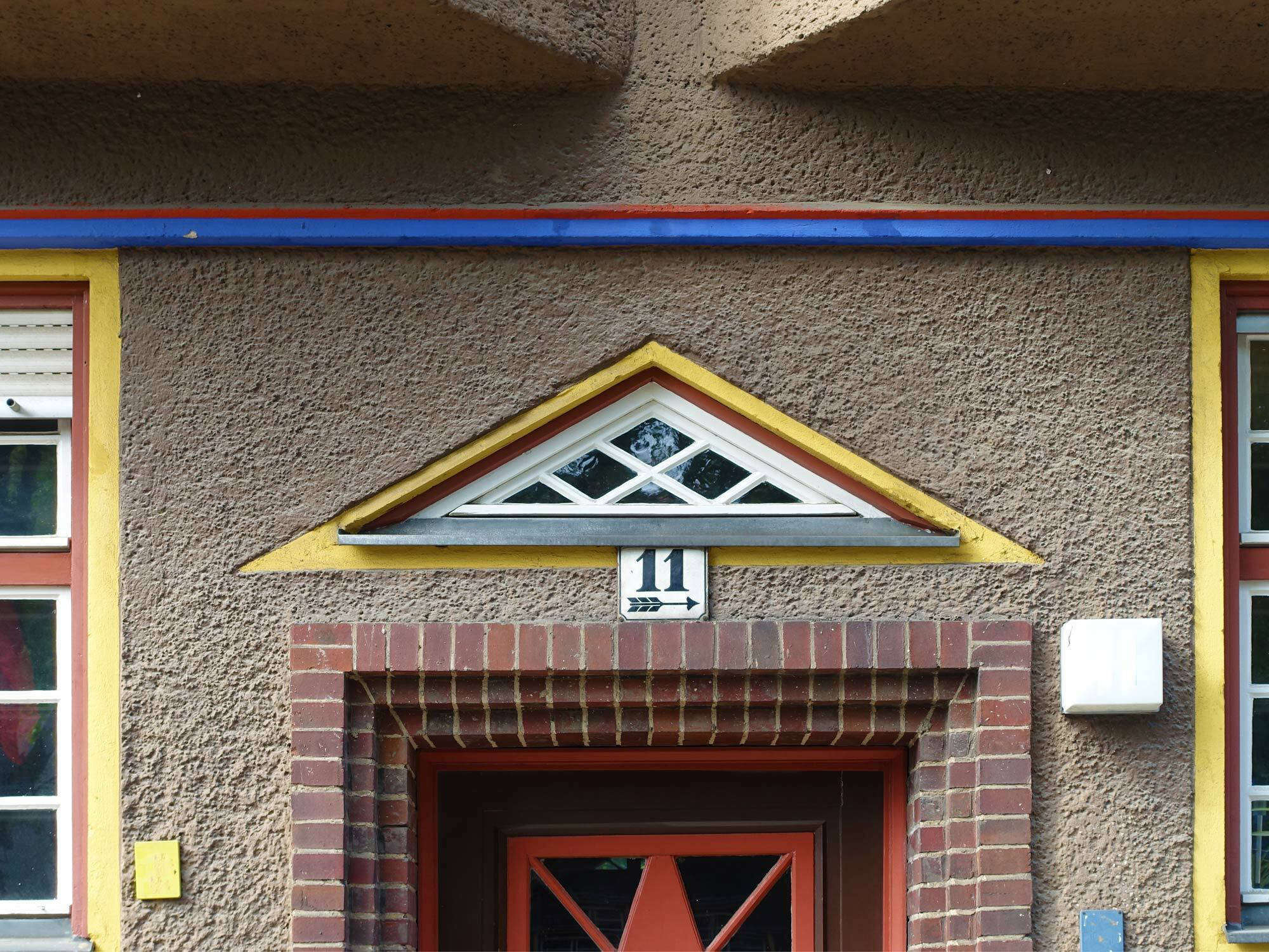 Bei Wohngebäuden, bpsw. in der Siedlung Paddenpuhl (1927-1929) sind häufig die Eingangstüren mit Sonderformaten verziert.