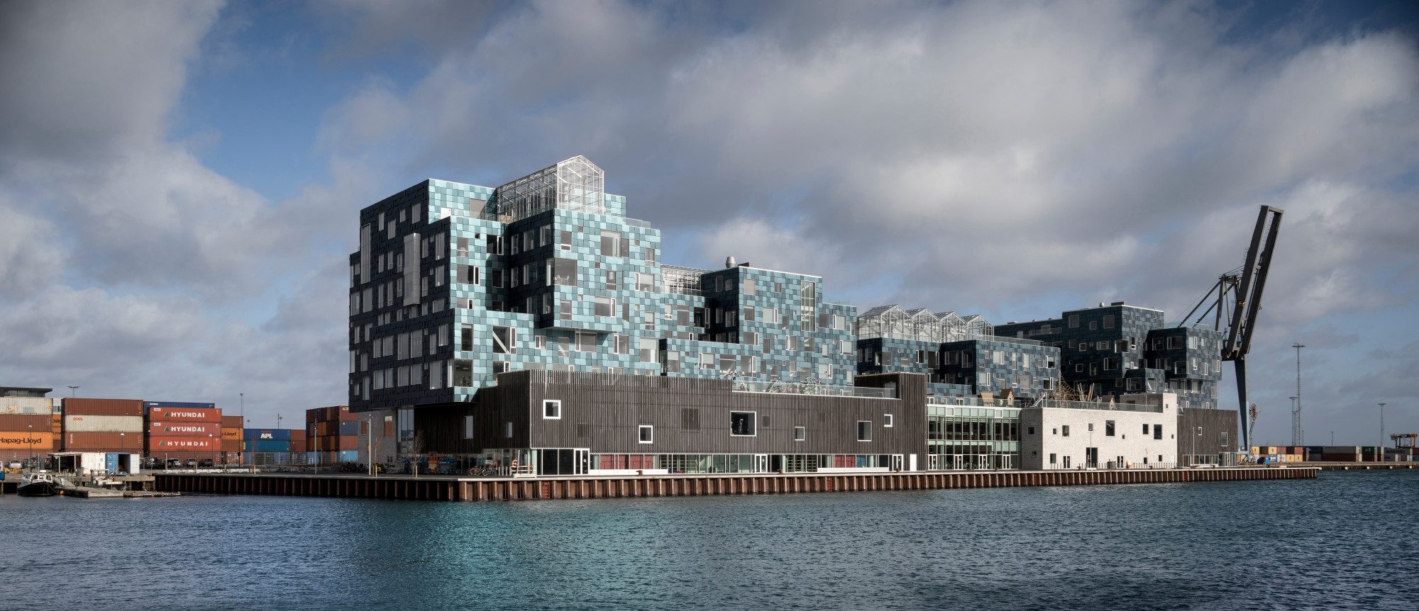 Das Gebäude weckt Assoziationen zu einem riesigen Containerschiff.