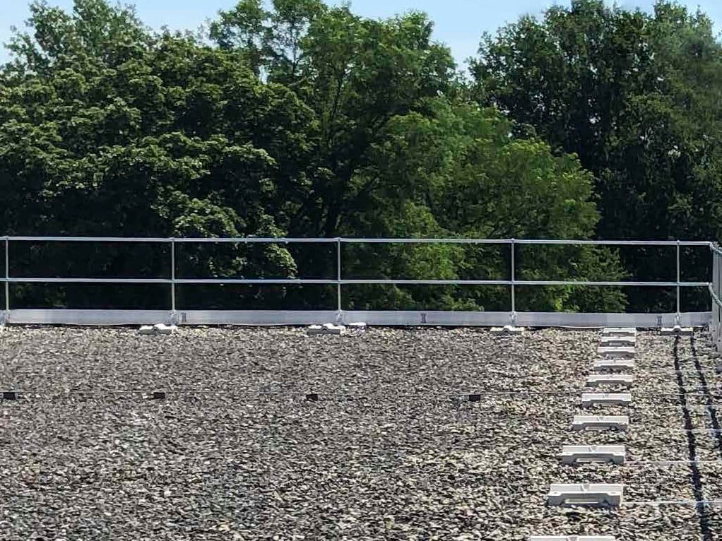 Betongewichte als Ballastierung: BauderSecutec Barrier F kommt ohne Durchdringung der Dachhaut aus.
