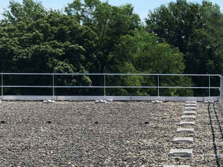 Betongewichte als Ballastierung: BauderSecutec Barrier F kommt ohne Durchdringung der Dachhaut aus.