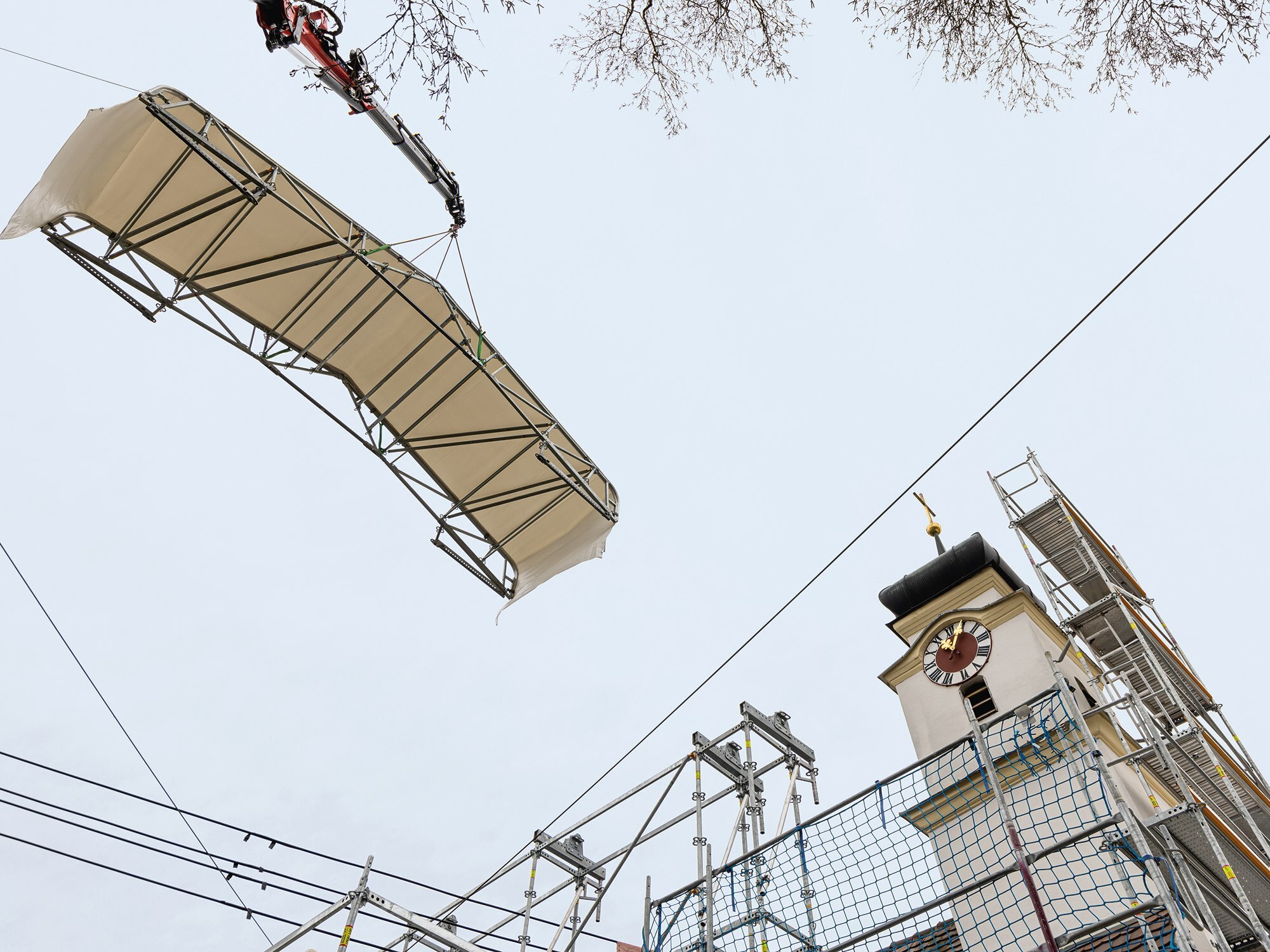 Einrüstung und Montage des Wetterschutzdachs an der historischen Kapelle in Raunertshofen